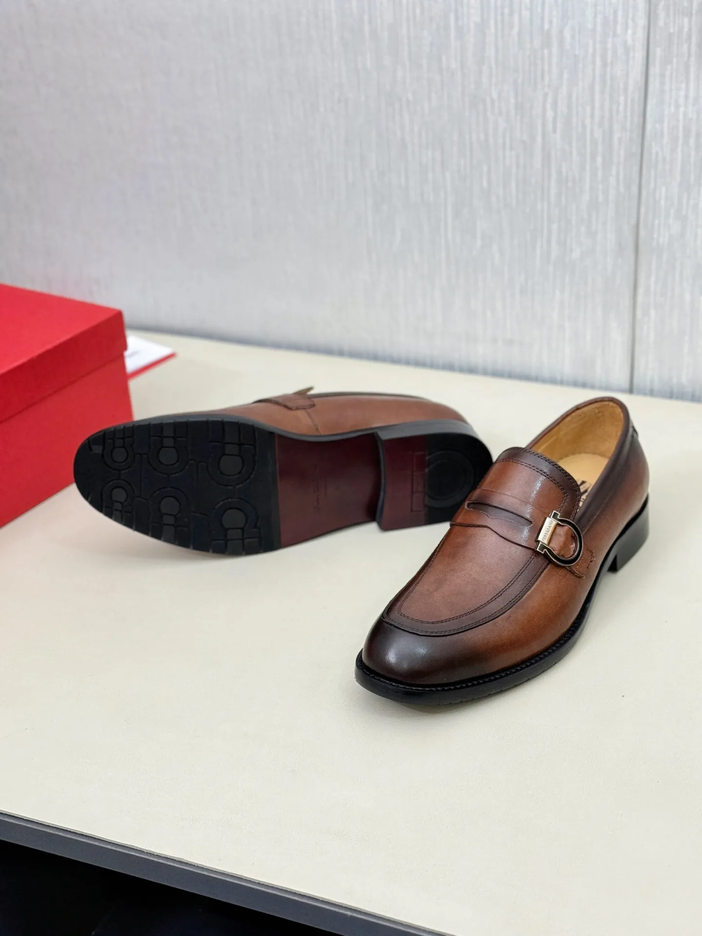 [Ferragamo] P: 560💰 Number of yards: 38~44 (45 orders are non-returnable) Ferragam's new men's formal leather shoes, the fabric is made of imported cowhide, with visible texture, heavy-duty stitching, dyed calfskin inside, standard logo cowhide feet, big-name experience, soft and comfortable on the feet, a men's favorite, special non-slip and wear-resistant rubber soles, easy to handle various occasions, with original box packaging!